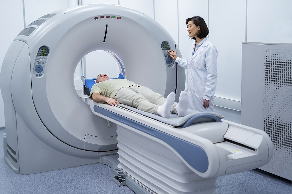 doctor-getting-patient-ready-ct-scan_s